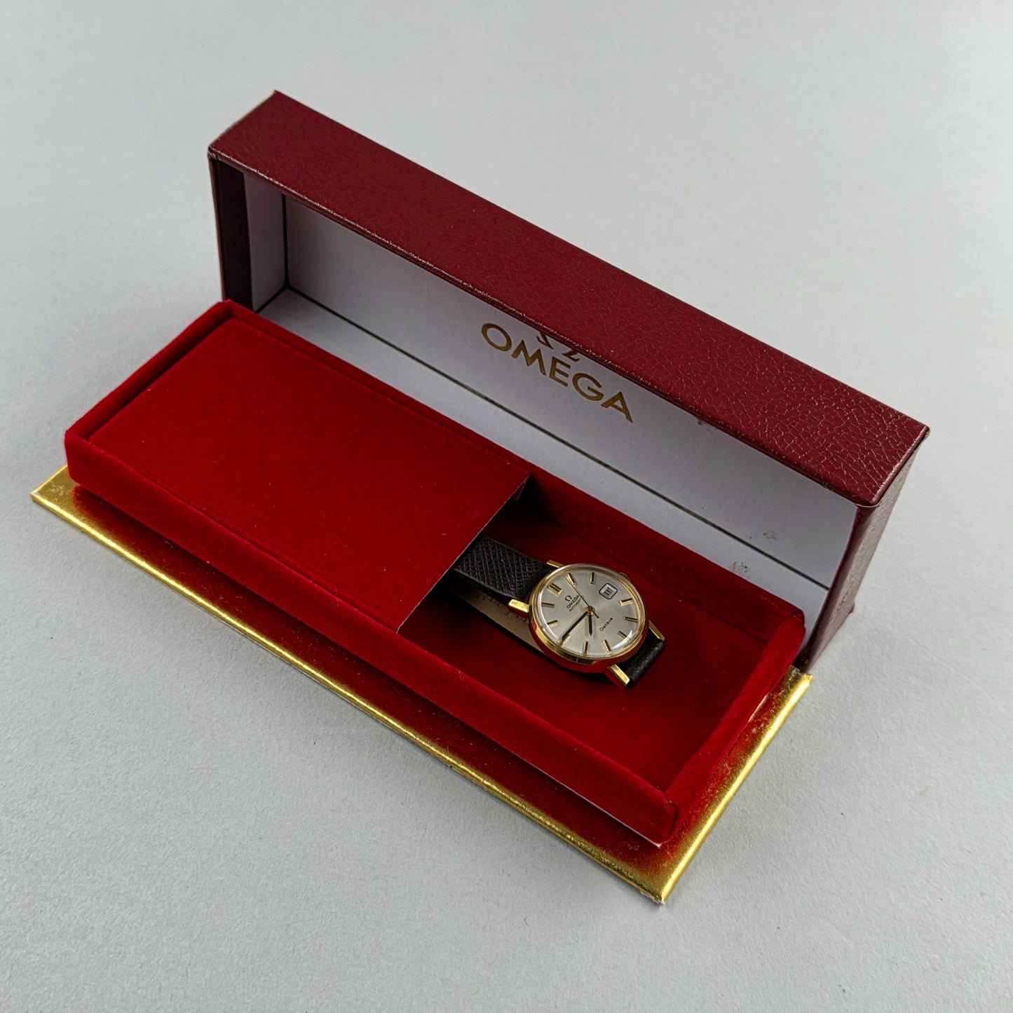 Omega Genève 562.018