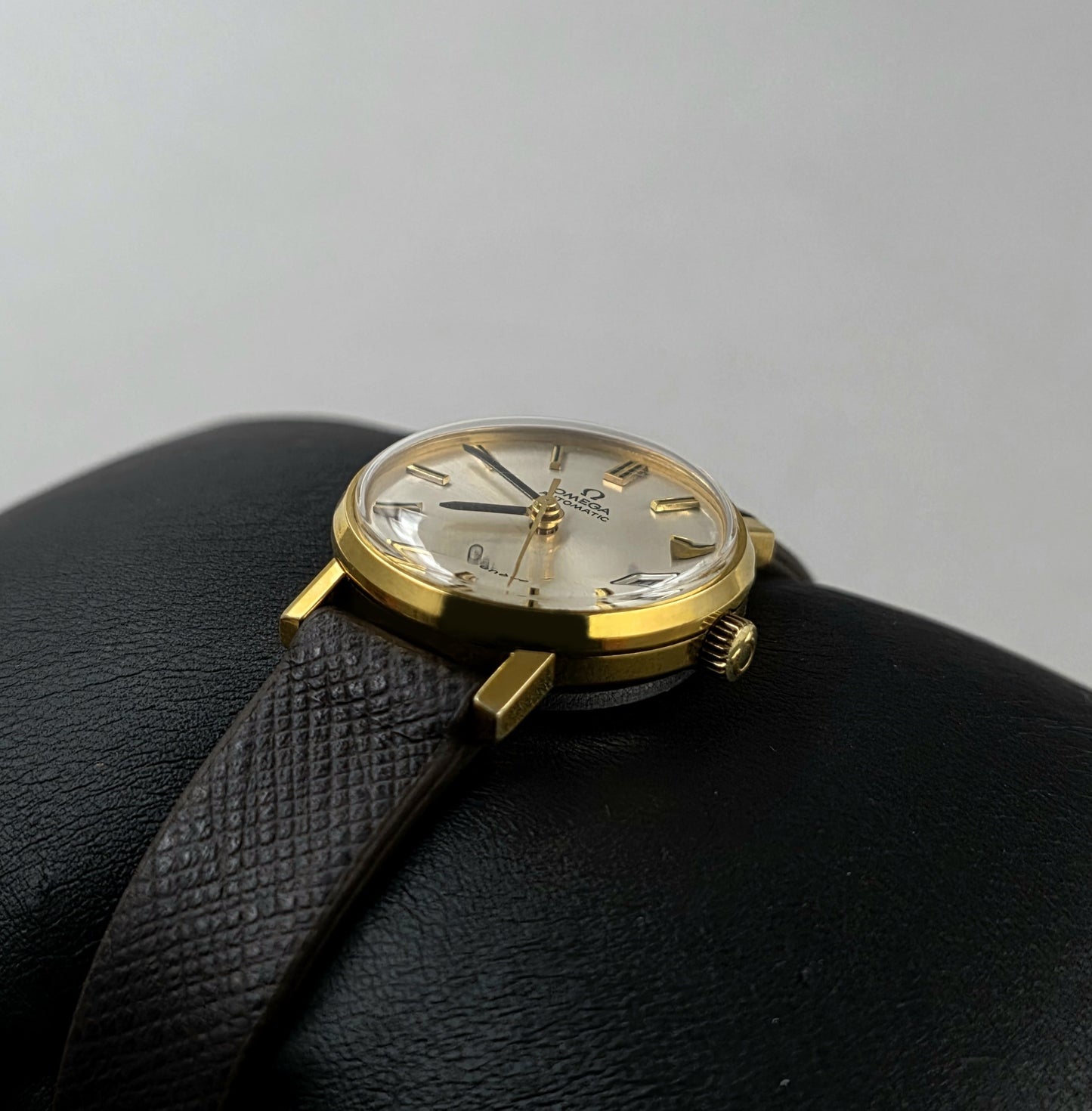 Omega Genève 562.018