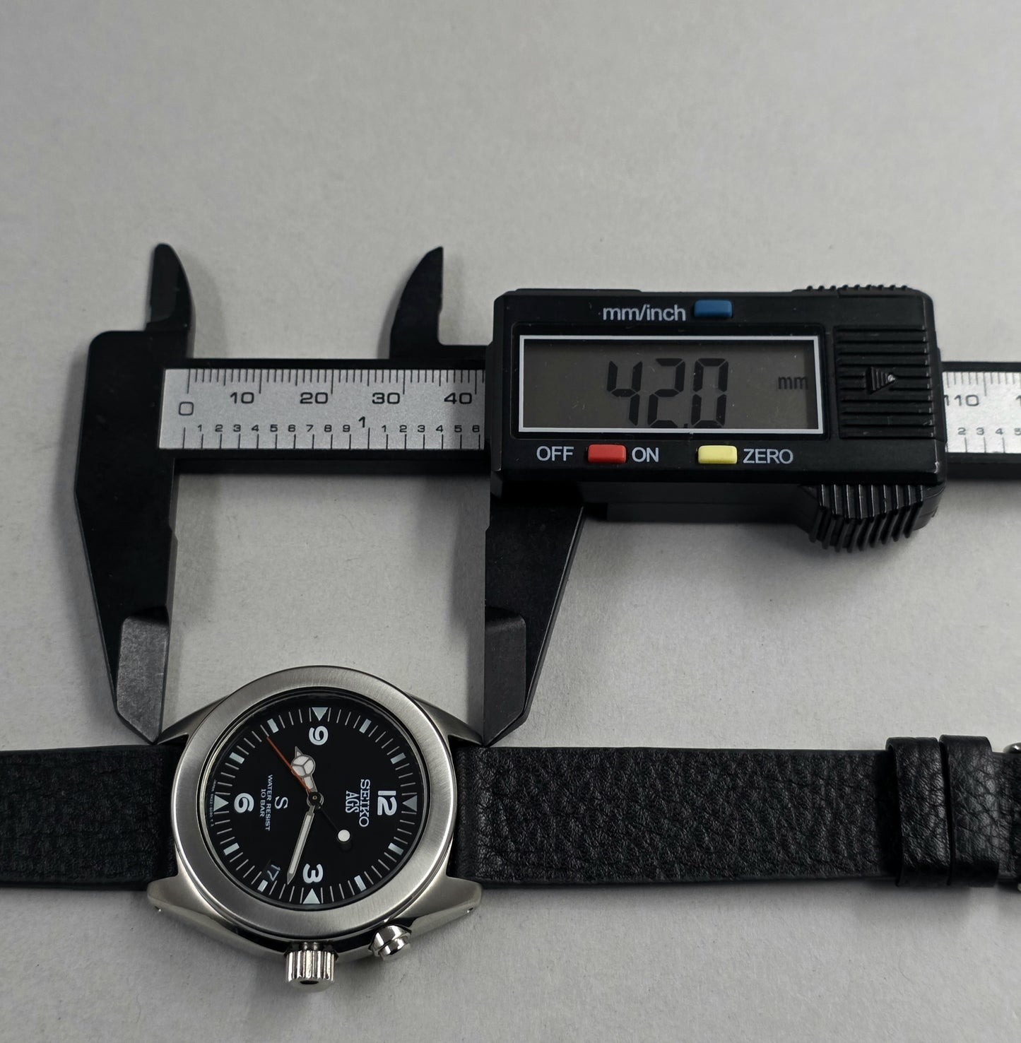 Seiko AGS SUS 5M22-6C30 - A Black-Dialled