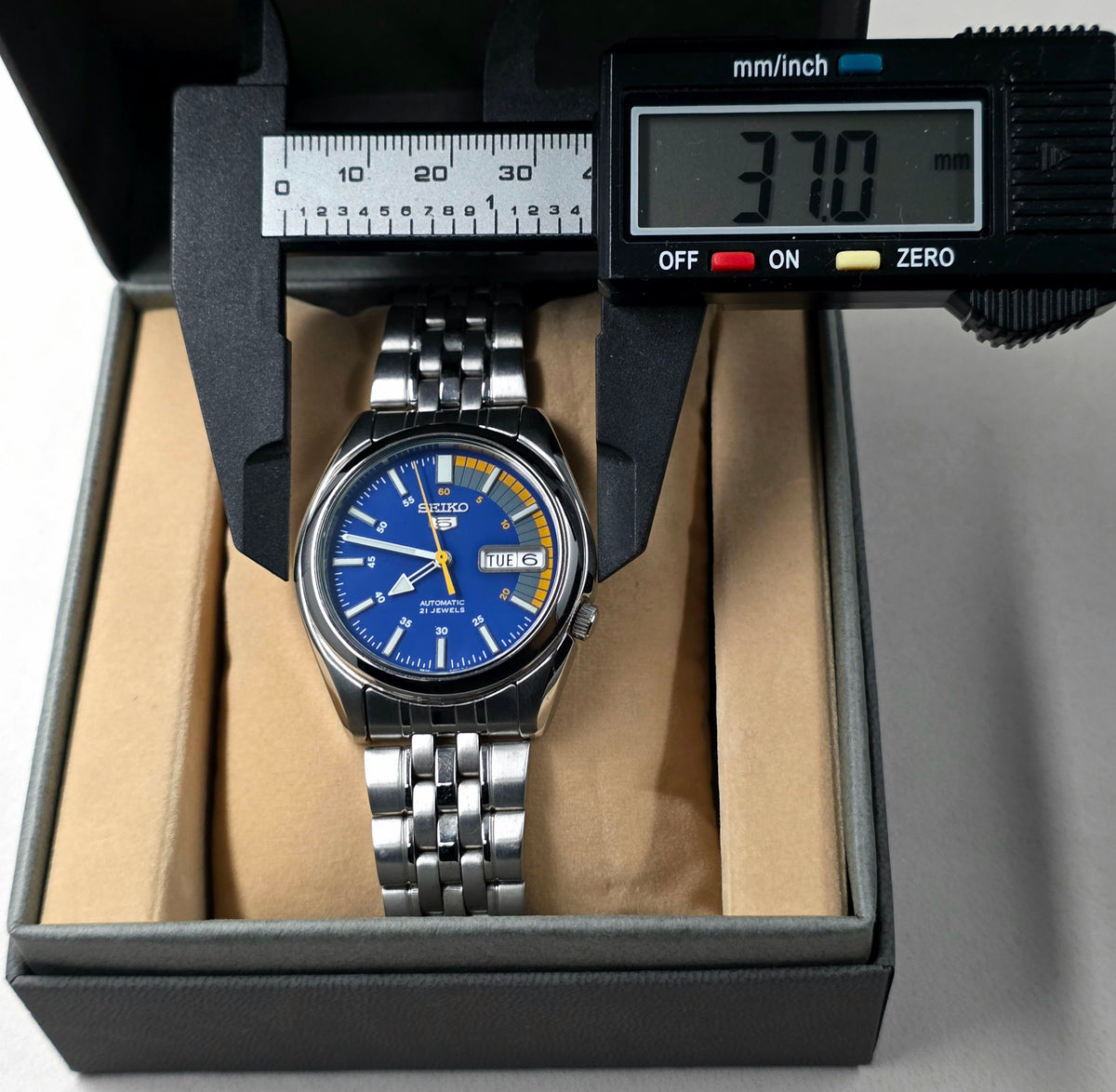 Seiko 5 “Speed Racer” SNK371K1 Ref. 7S26-01V0