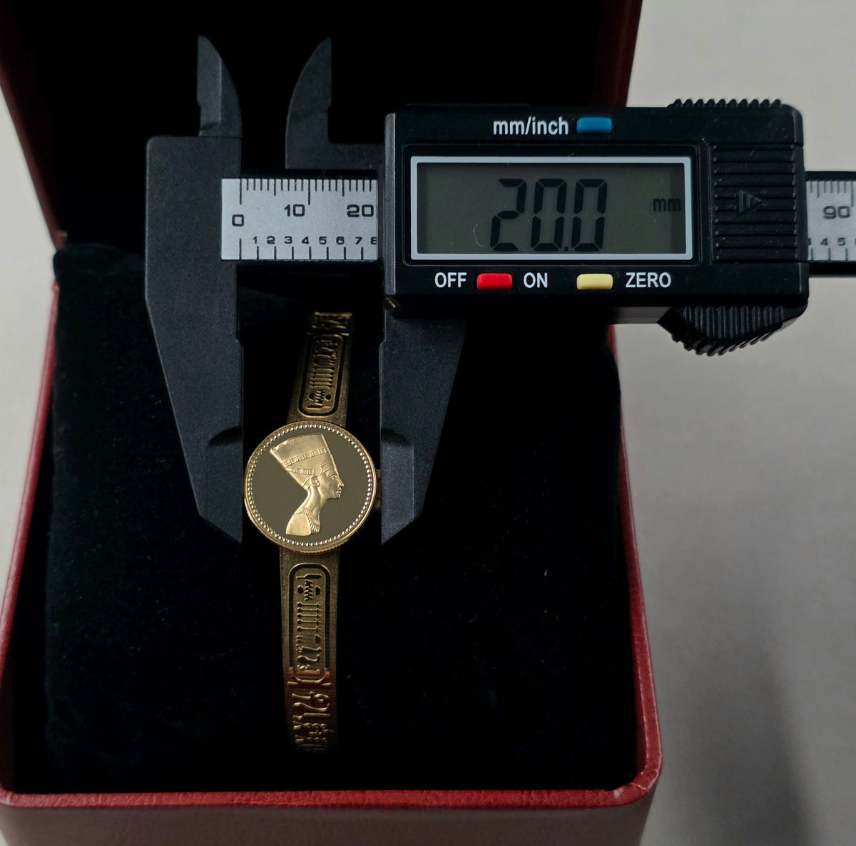Seiko Golden Nefertiti 1E20-0A20