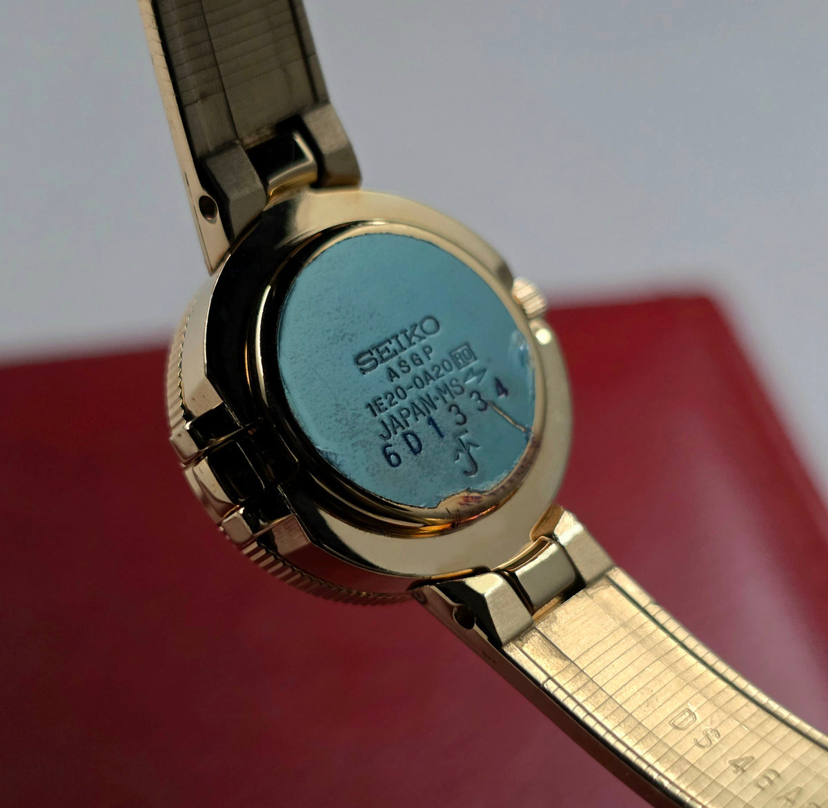 Seiko Golden Nefertiti 1E20-0A20