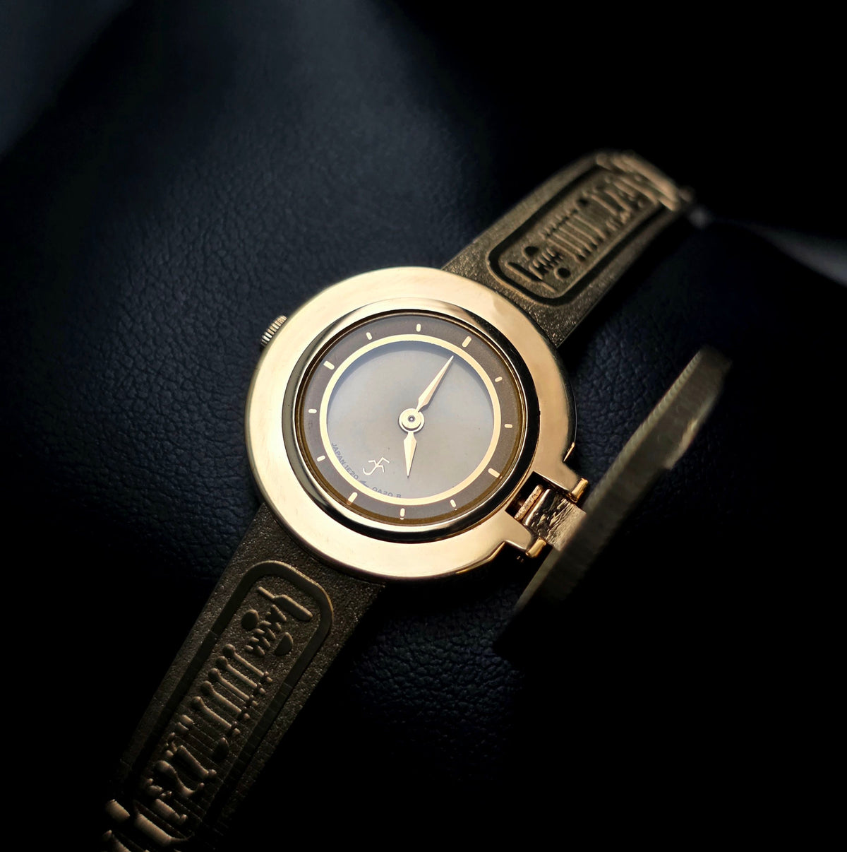Seiko Golden Nefertiti 1E20-0A20