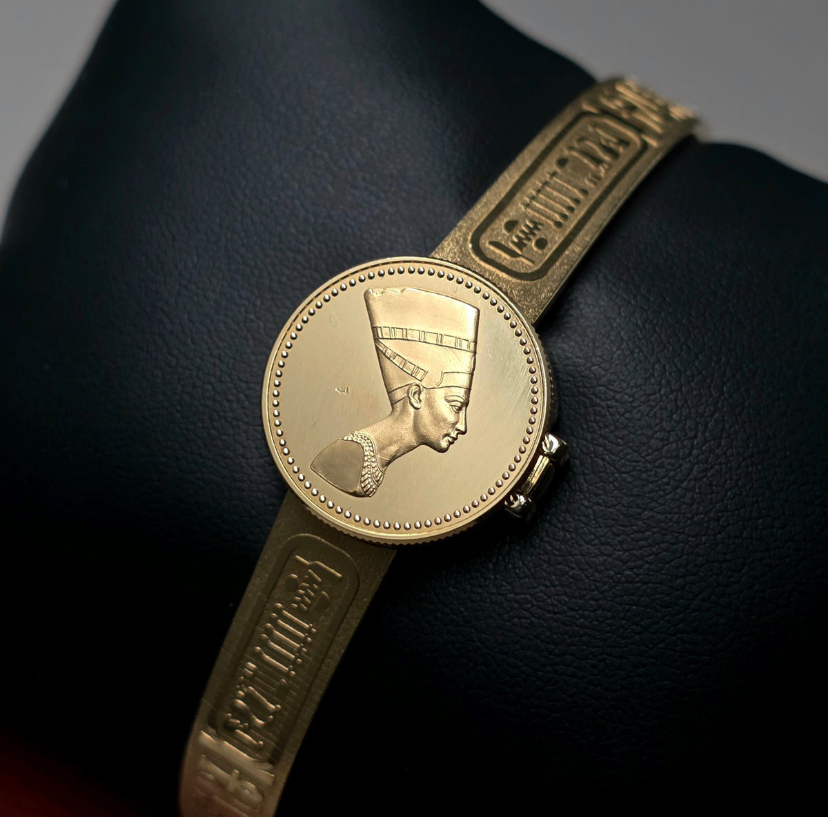 Seiko Golden Nefertiti 1E20-0A20