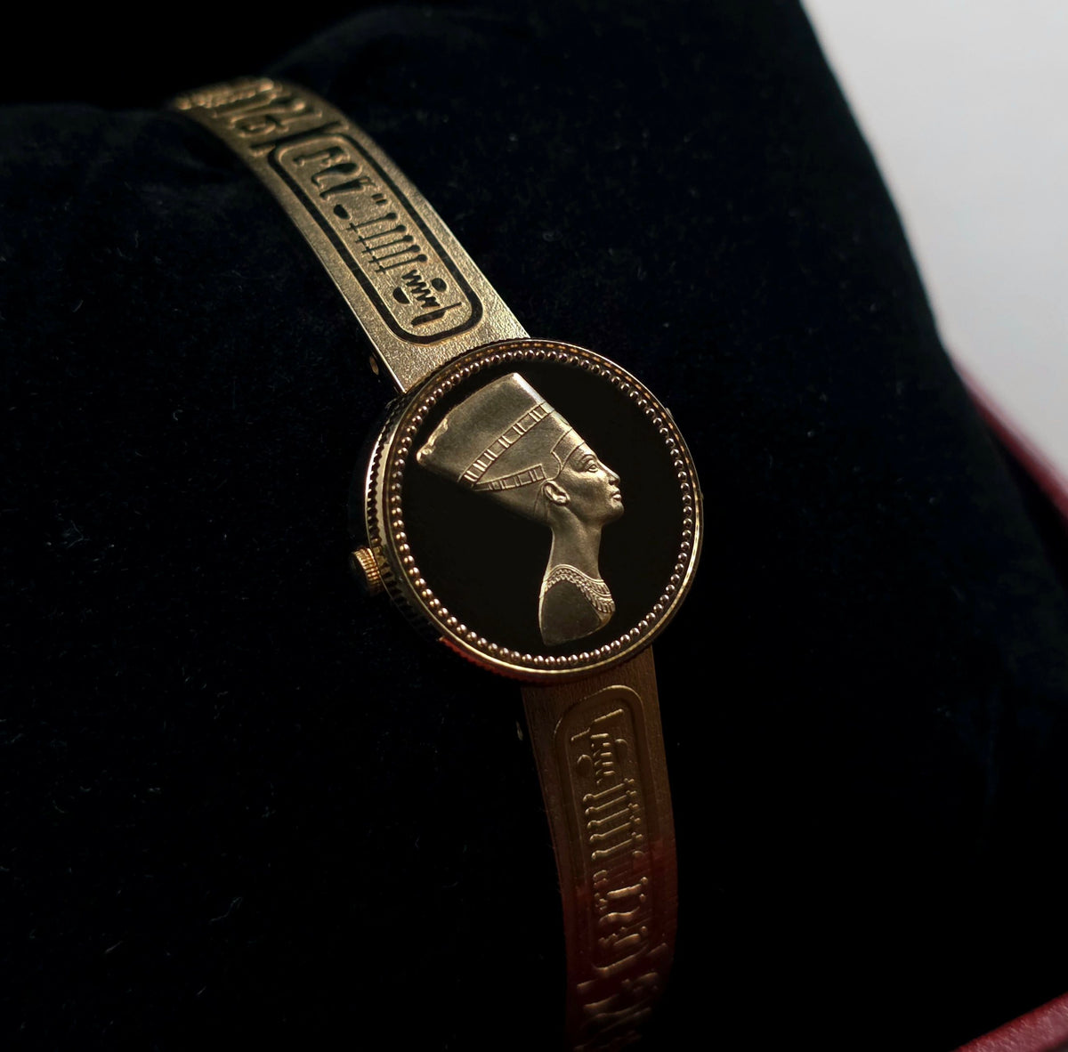 Seiko Golden Nefertiti 1E20-0A20