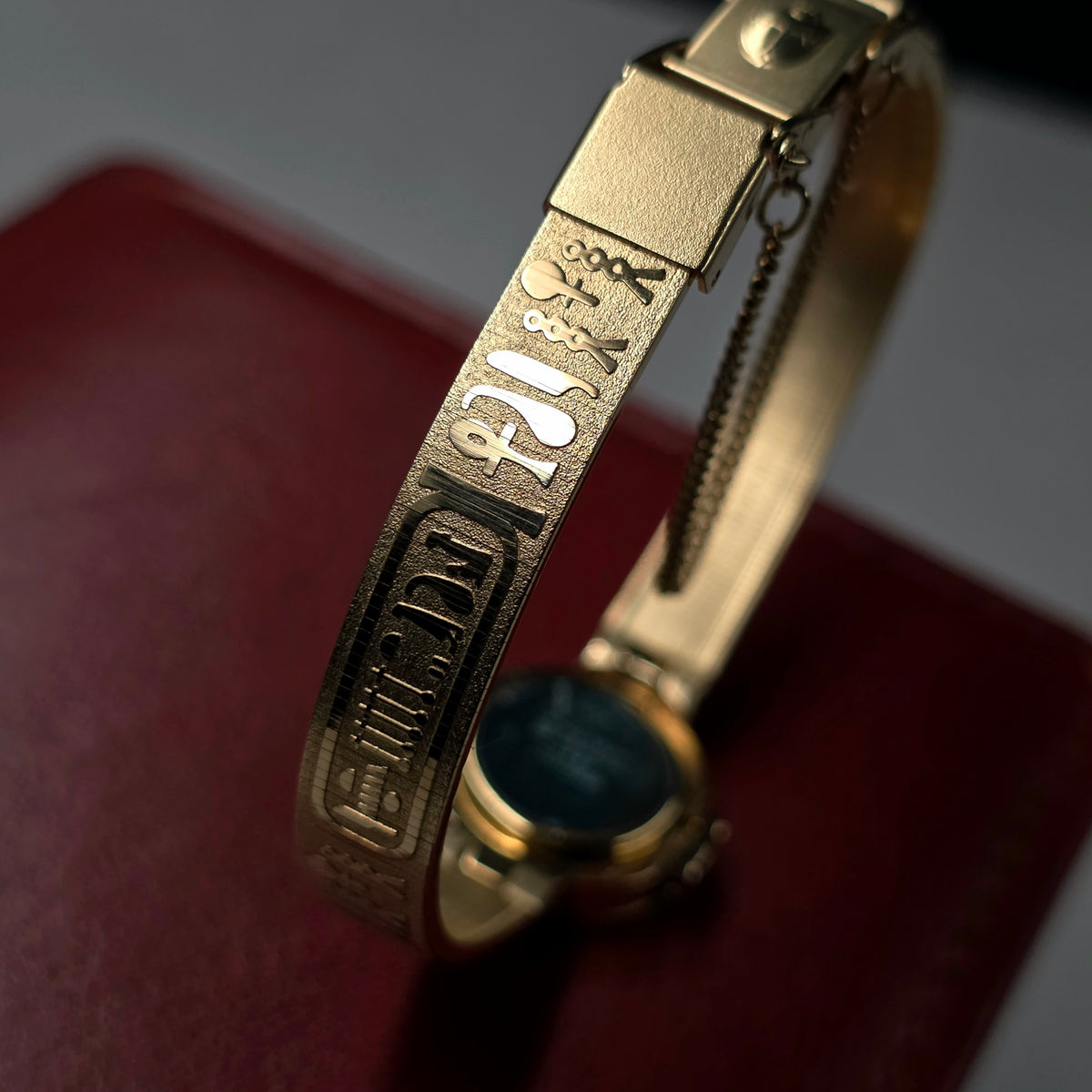 Seiko Golden Nefertiti 1E20-0A20