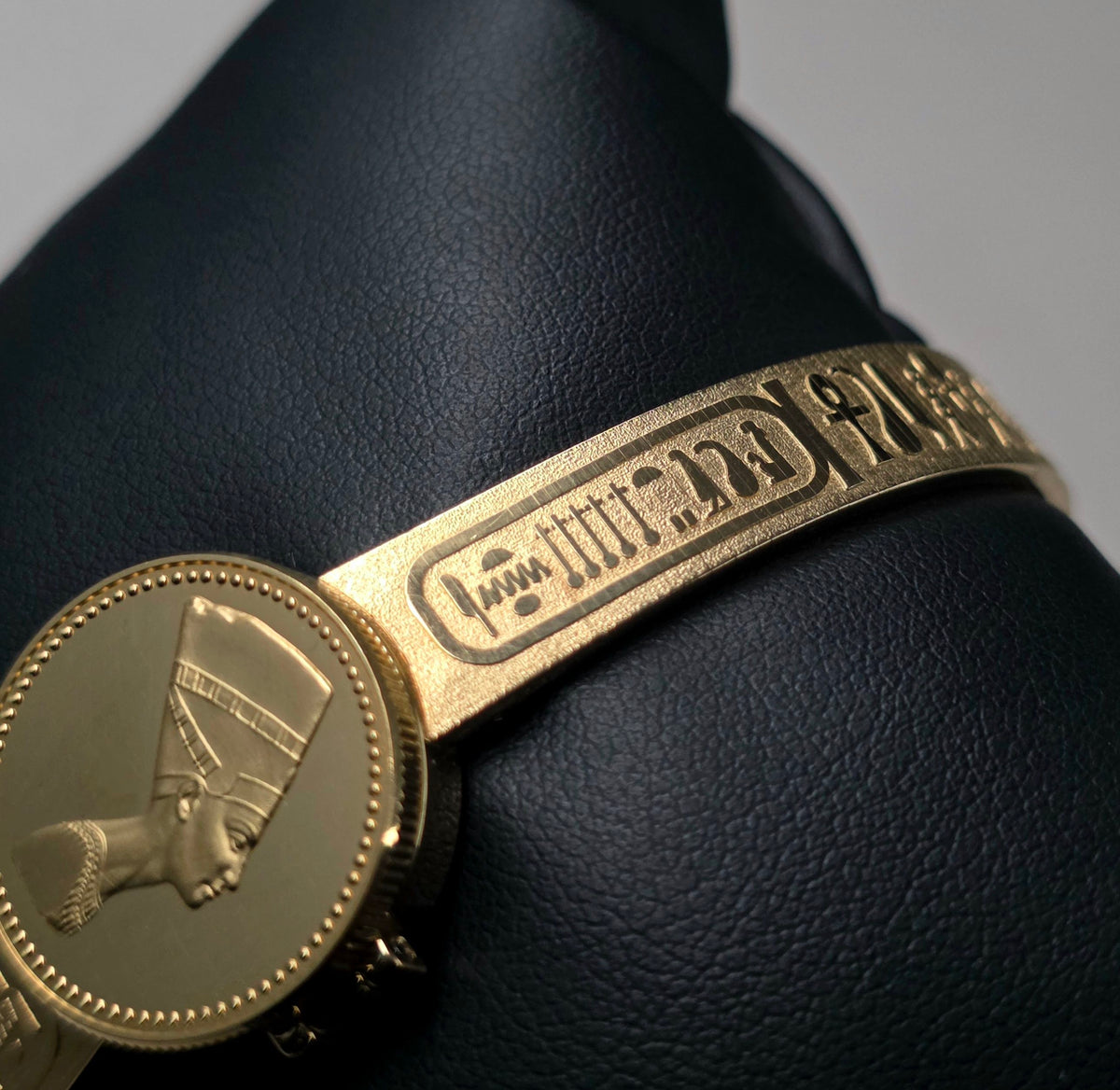 Seiko Golden Nefertiti 1E20-0A20