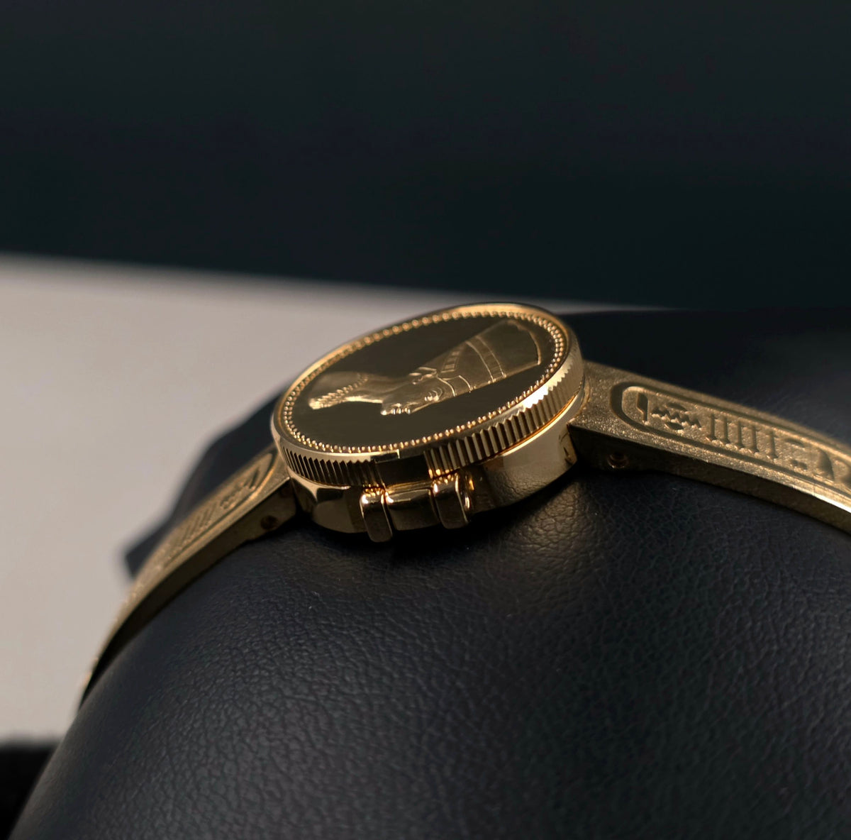 Seiko Golden Nefertiti 1E20-0A20