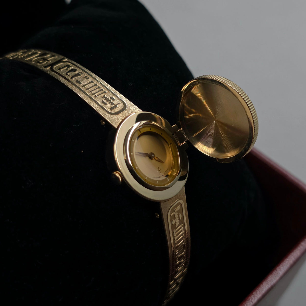 Seiko Golden Nefertiti 1E20-0A20